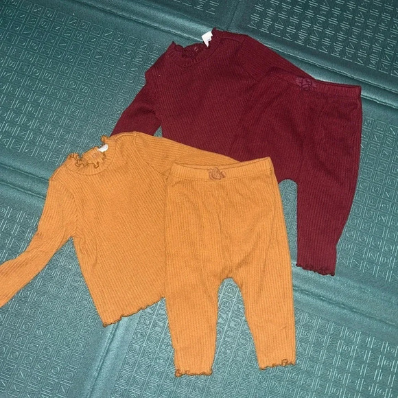 Old Navy 2 Matching Sets Size 6-12  Months - Picture 2 of 6